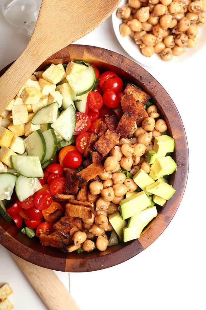 Salade Cobb végétalienne dans un bol en bois