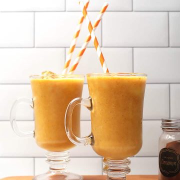 Two pumpkin pie smoothies in mugs