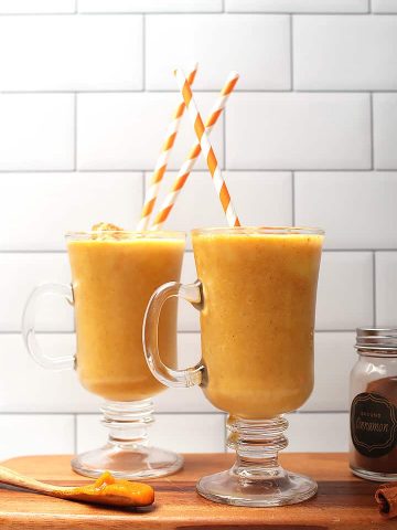 Two pumpkin pie smoothies in mugs