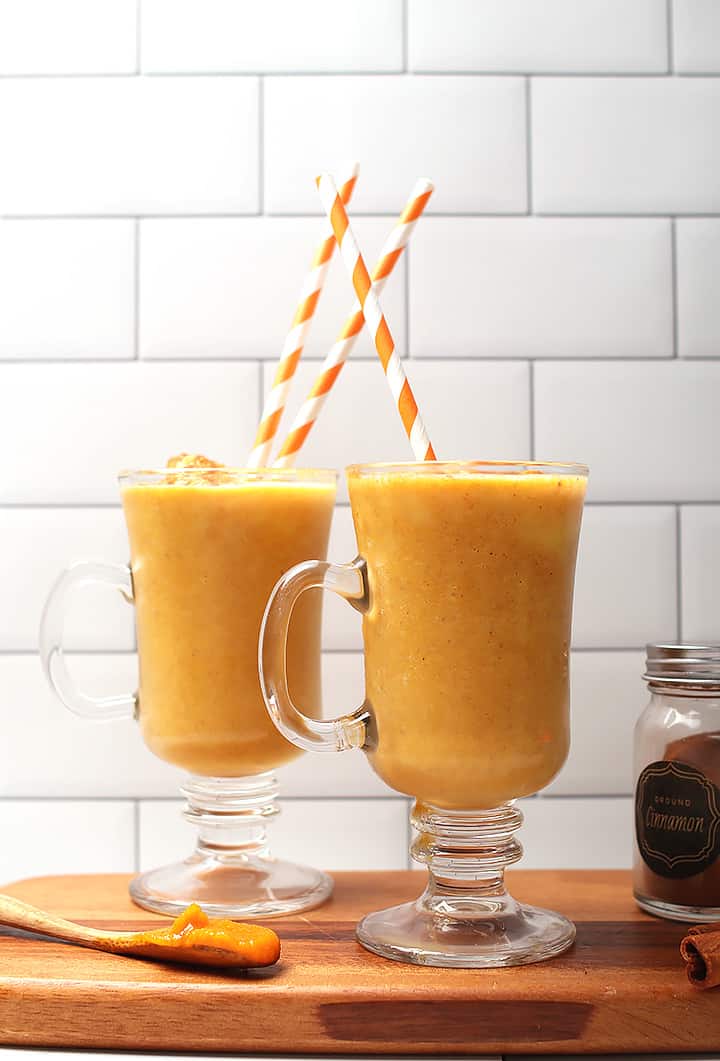 Two pumpkin pie smoothies in mugs