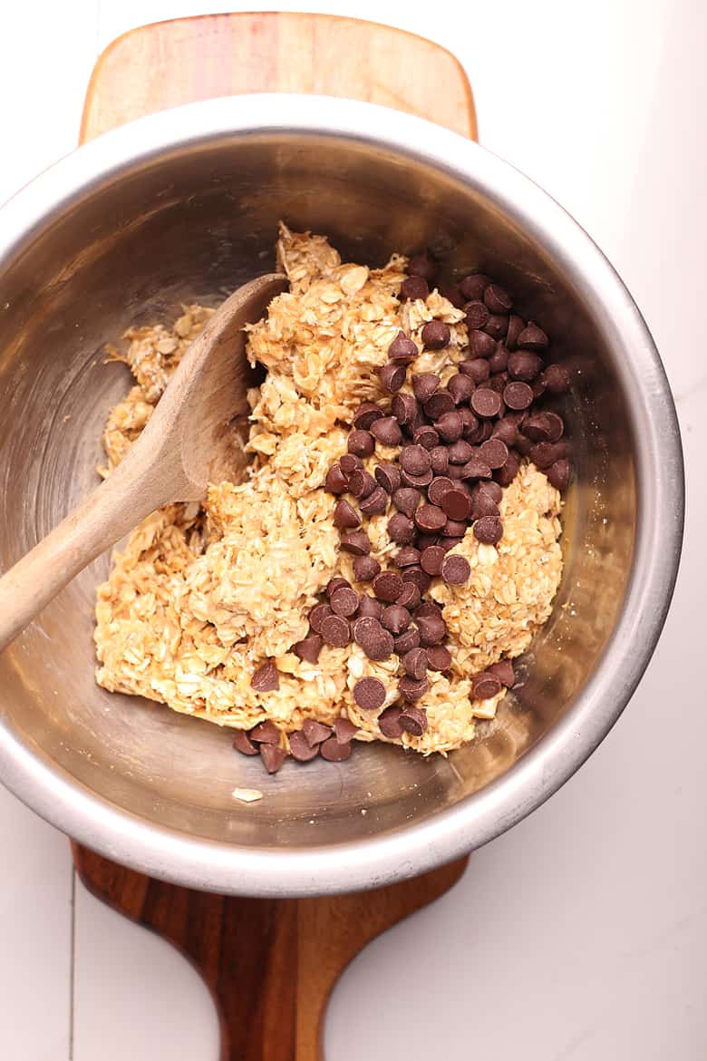 Cookie dough batter with chocolate chips