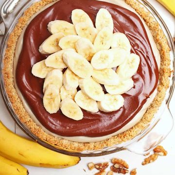 Banana Cream Pie with sliced bananas