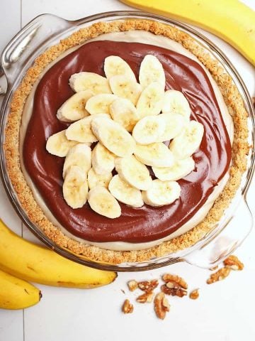 Banana Cream Pie with sliced bananas