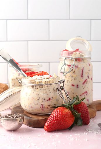 Vegan Strawberry Overnight Oats