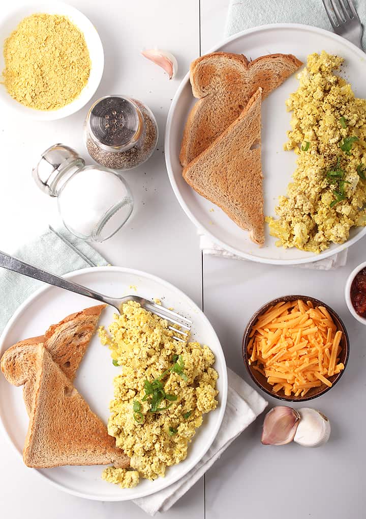 Vegan scrambled eggs with toast