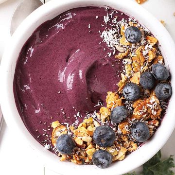 Overhead blueberry smoothie bowl