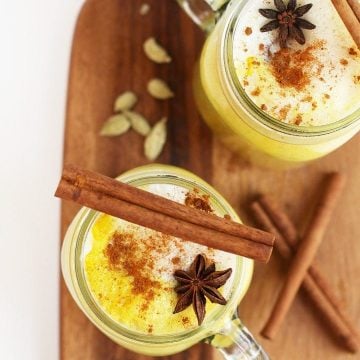 Finished lattes in two Mason jars with whole spices