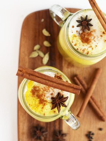 Finished lattes in two Mason jars with whole spices