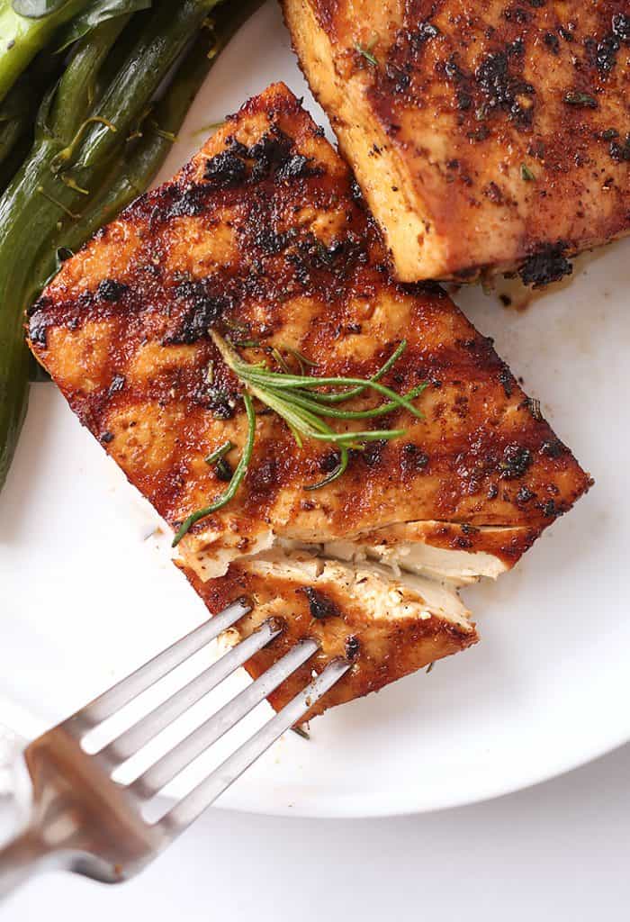 Tofu-Steaks auf weißem Teller