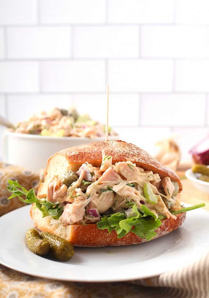 Sandwich végétalien à la salade de poulet sur assiette blanche